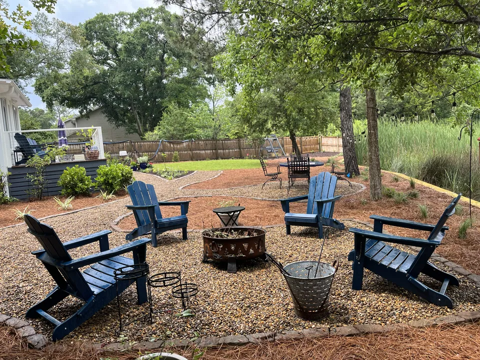 Gravel garden seating area with chairs and planted beds on James Island